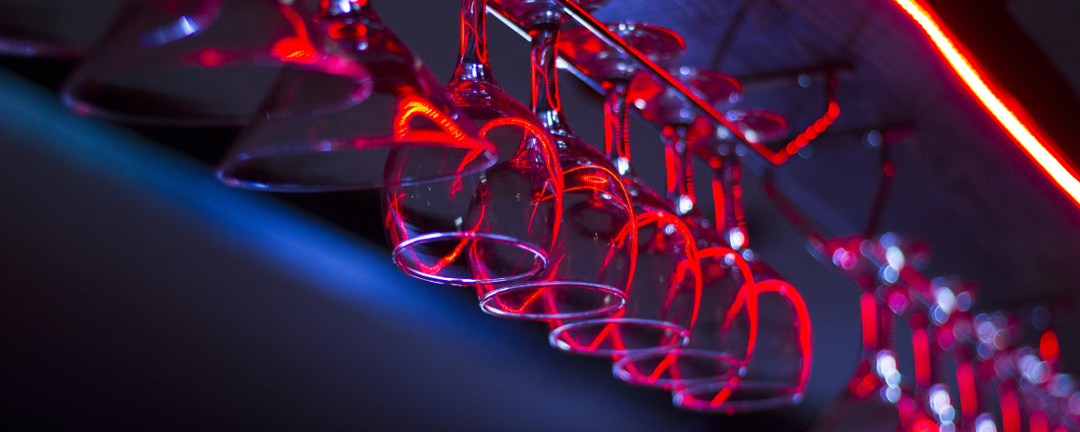 Laguna Beach After Dark: Your Guide to Buzzing Bars, Live Music + Nightlife Fun!